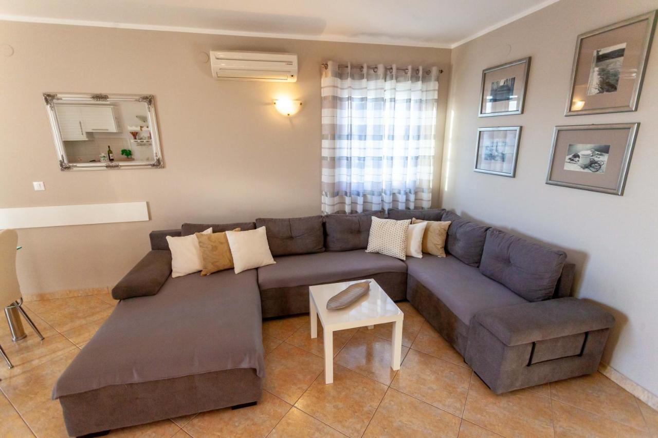 Apartment Jerry With Private Pool Милна Экстерьер фото